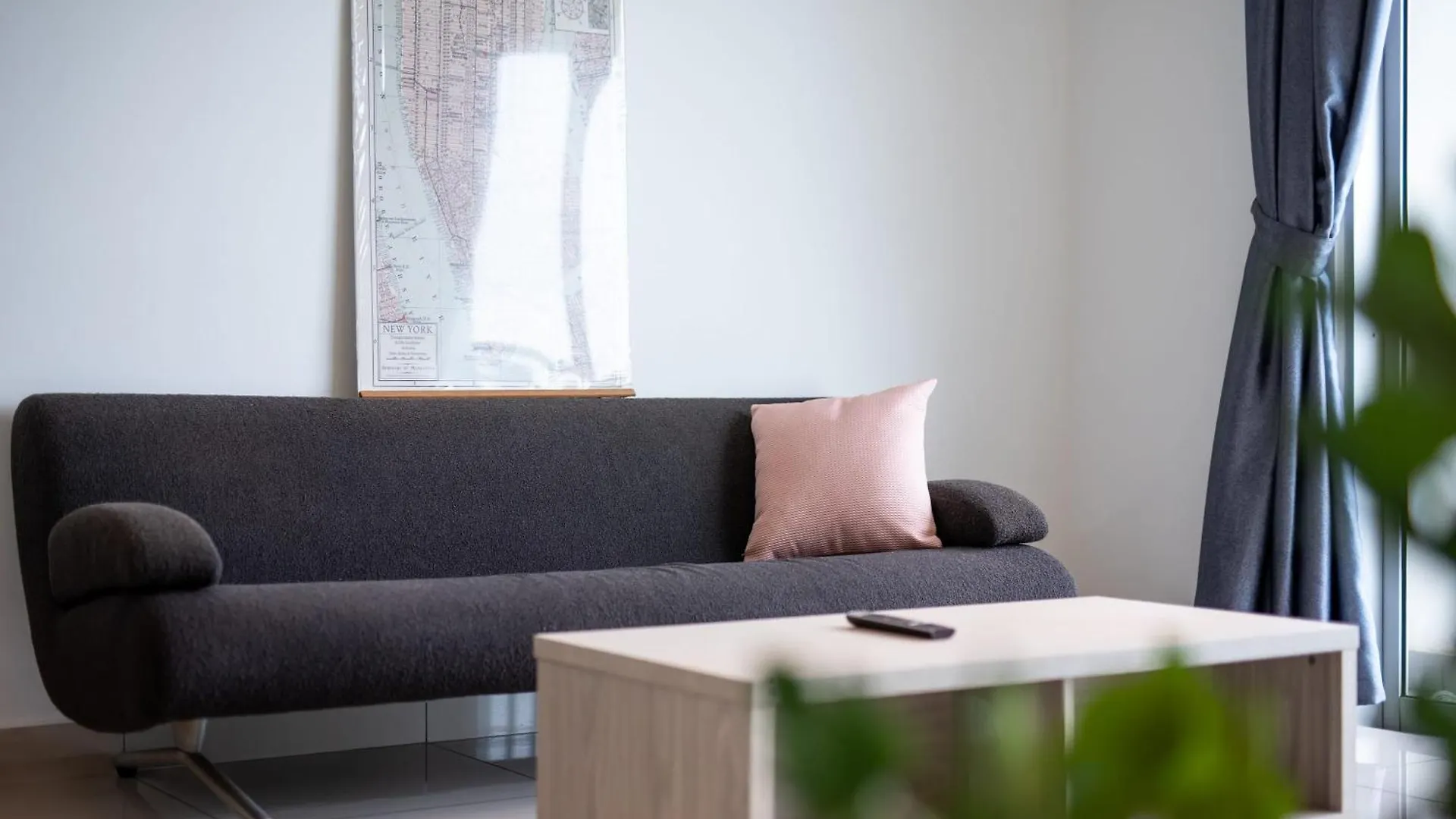 Bright & Modern 3Br Suite Free Parking location